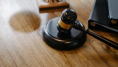 Дрогиран, без книжка, убил един, ранил двама и помагал на бежанци получи 9 г. затвор
