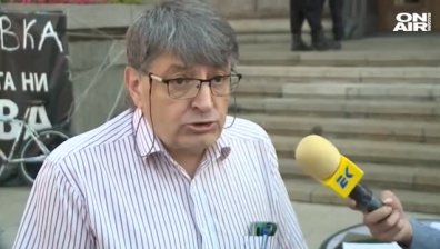 Граждани, искащи машинно гласуване, се събраха под прозорците на властта