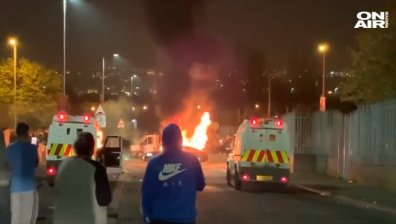 Жена загина, простреляна при сблъсъци между полиция и граждани в Северна Ирландия