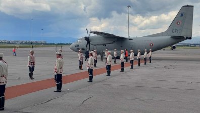 "Спартан"-ът с тленните останки на цар Фердинанд кацна в София (+СНИМКИ)