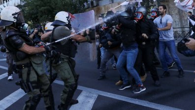 Напрежение в Гърция: Протестиращи изгориха знамената на САЩ и НАТО