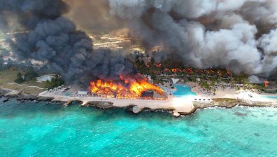 Една жертва и над 1700 евакуирани при пожар в луксозен курорт