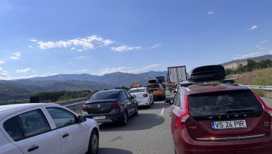 Огромно задръстване на АМ "Струма" заради катастрофа