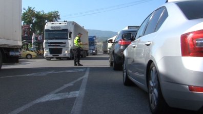 Чакане в жегата: Огромни опашки на ГКПП " Кулата"