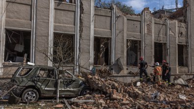 Най-малко трима загинаха, а 15 бяха ранени при обстрел по Днипро