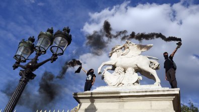 Първи присъди за безредиците във Франция, бабата на Ноел с призив към протестиращите