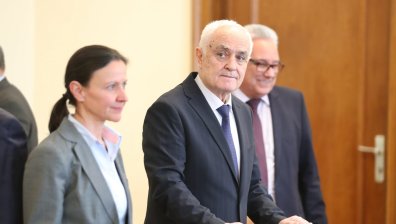Запрянов разреши преминаването на чужди въоръжени сили над България