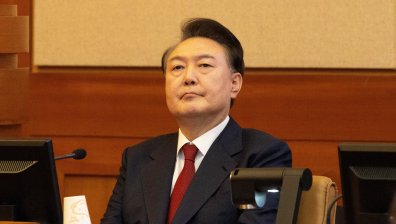 Южнокорейският президент Юн на свобода след обвинения в бунт