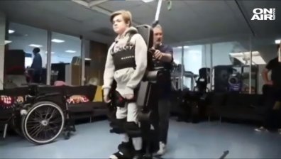 Трогателно: Баща построи екзоскелет за сина си, за да може да проходи