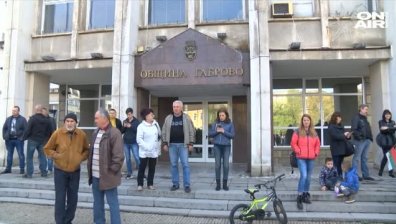 След боя в магазин в Габрово: Жители на града излязоха на протест