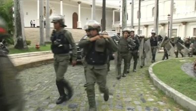 Седем депутати бяха ранени след щурм на парламента в Каракас
