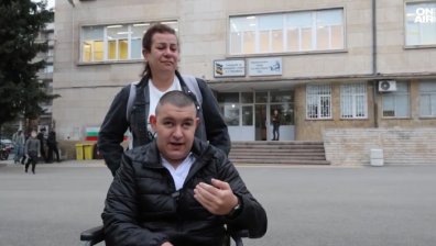 Забавено решение на ТЕЛК остави ученик с 95% увреждане без пари и асистент
