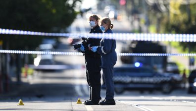 Мъж намушка няколко души в Австралия, застреляха го