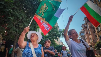 Граждани отново протестират в София срещу въвеждането на еврото (СНИМКИ)