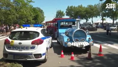 Туристическо влакче блъсна дядо и внуче в Морската градина в Бургас