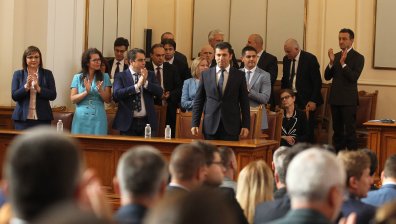 Кабинетът "Петков" депозира оставка, Радев насрочва консултации с партиите
