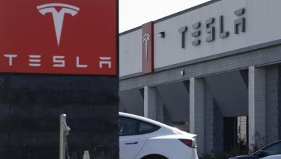 Tesla отново на съд, този път заради автопилота, спирачките и пробега