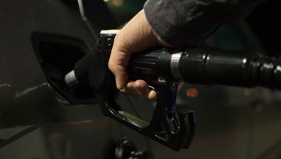 Пътуването по коледните празници ще ни излезе солено - горивата скачат до 2,50 лв.