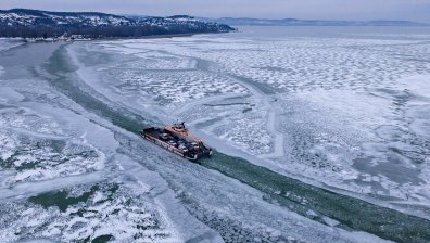 Езерото "Балатон" в Унгария замръзна напълно за първи път от 2017 г. насам (СНИМКИ)