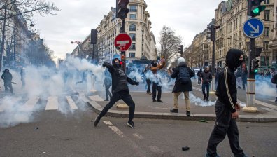 Макрон търси изход от кризата, десетки депутати получават заплахи