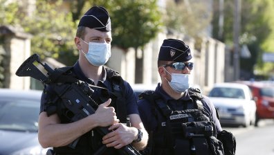 Разбиха масово парти във Франция, полицаи са ранени, 22-годишен остана без ръка