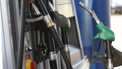 Цените на горивата паднаха до едногодишно дъно. Ще пътуваме ли по-евтино до морето?