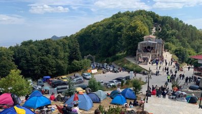 В навечерието на Кръстовден: Хиляди потеглиха към Кръстова гора за молитва
