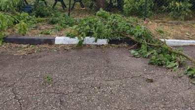 Опасни елементи висят от блок след бурята в Стара Загора