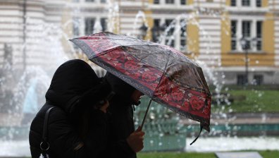 Жълт код за обилни валежи за 7 области, дъждът спира до дни