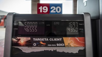 С месеци купуваме все по-скъпо гориво - причините са много