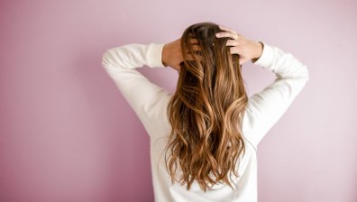 Сбогом на сухите и цъфтящи краища - домашен серум ще върне блясъка на косата
