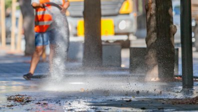 Фандъкова нареди извънредно миене на улиците и тротоарите заради горещините