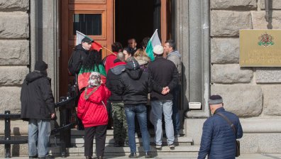 Продължава барикадата на петте медицински сестри в парламента