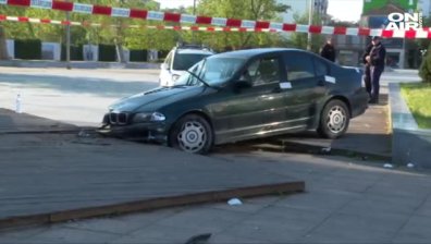 Среднощен екшън в Бургас, полицията разследва две катастрофи (обновена)