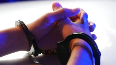 Задържаха 58-годишен бургазлия, склонявал трима мъже да просят