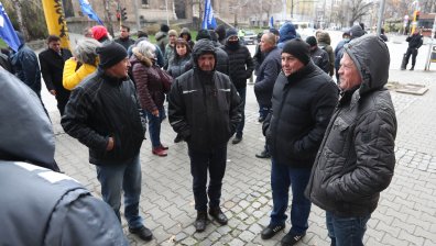 Шофьори от Спешна помощ на протест: На ръце влачим болните, заслужаваме 2000 лв. заплата
