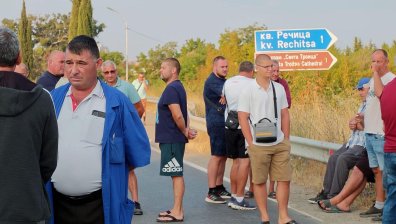37 цента за килограм: Ниските цени на прасковите вдигнаха земеделците на протест