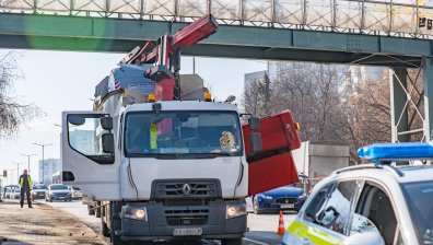 Ранен човек след удар на камион в пешеходен мост в София