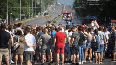 Ресторантьори блокираха движението на Орлов мост