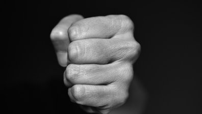 18-годишен преби бившата си 15-годишна приятелка в Перник