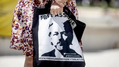 След 12-годишна сага Джулиан Асанж е свободен