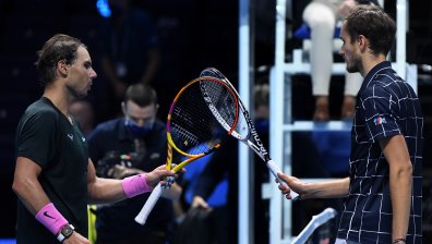 Борбен Медведев обърна Надал и ще спори с Тийм за титлата в Лондон