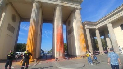 Екоактивисти надраскаха със спрей Бранденбургската врата в Берлин (+ВИДЕО)