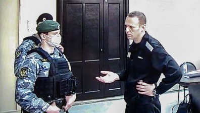 Къде е Навални? Опозиционерът бил изведен от затвора край Москва в неизвестна посока