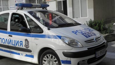 Автомобил се вряза със страшна сила в блок в Габрово