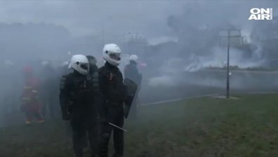 Напрежение между полицията и демонстрантите във Франция