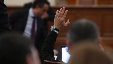 Депутатите решават за компенсациите за тока за небитовите клиенти