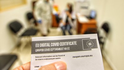 Хванаха лекар, издал фалшиви сертификати на над 70 души във Варна