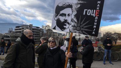 Десетки на границата с РСМ, българи и македонци почитат Гоце Делчев по различно време