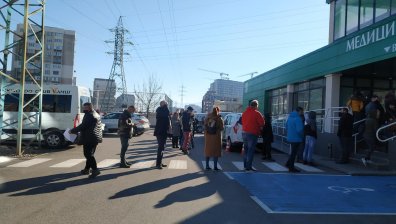 В първите дни на новата година: Стотици на опашка за PCR тест